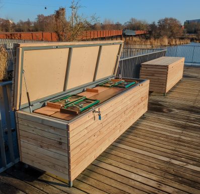 Kisten aus Stahl und Lärche