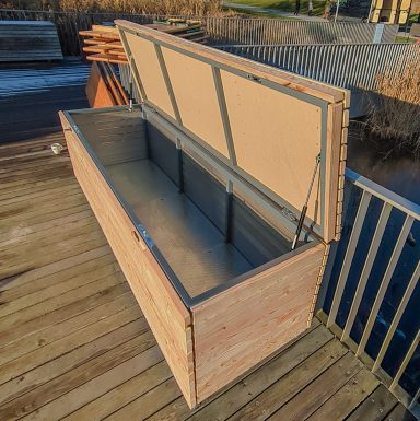 Kisten aus Stahl und Lärche